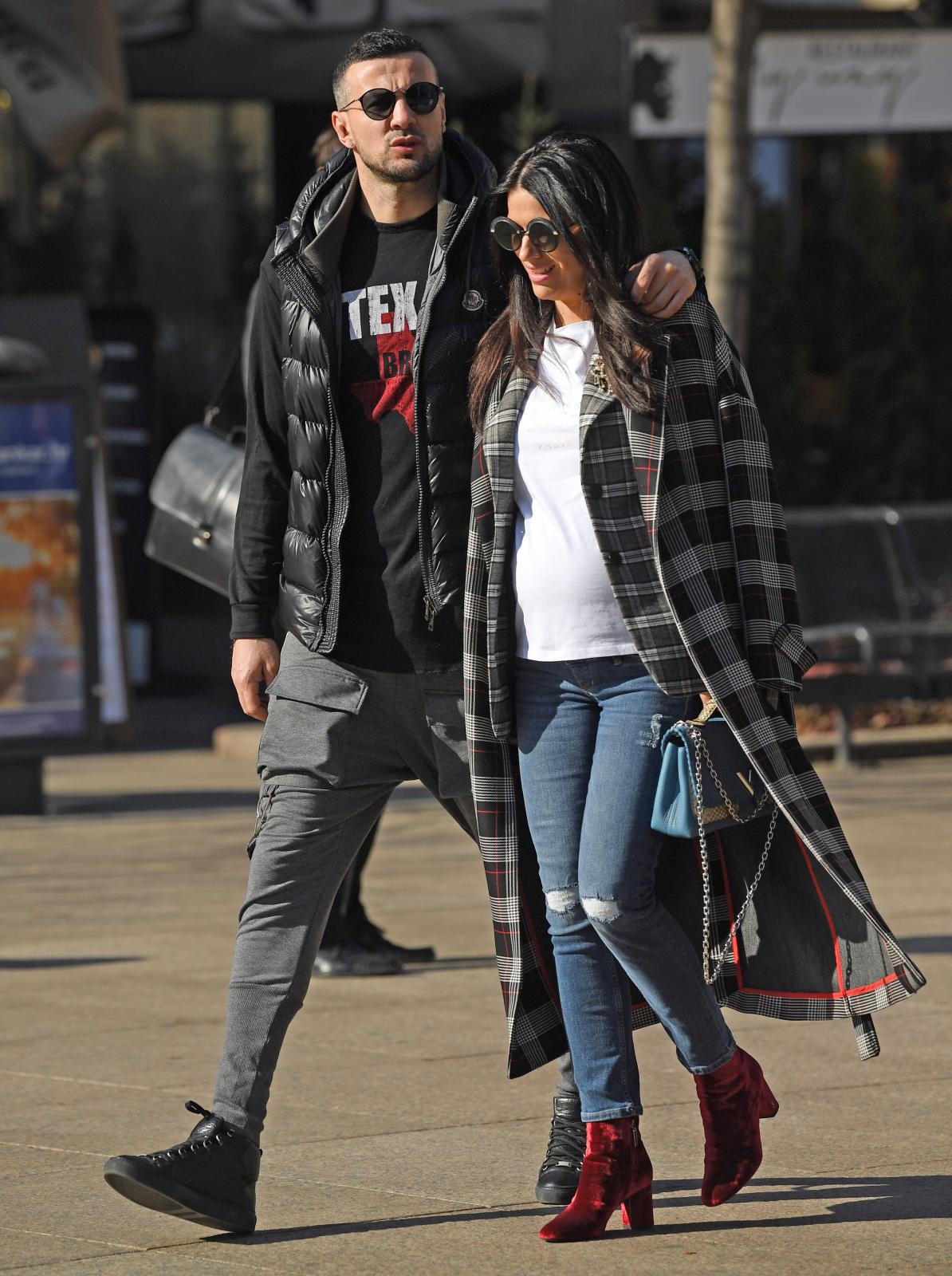 Danijel Subašić i trudna Antonia Bozza u šetnji Zagrebom