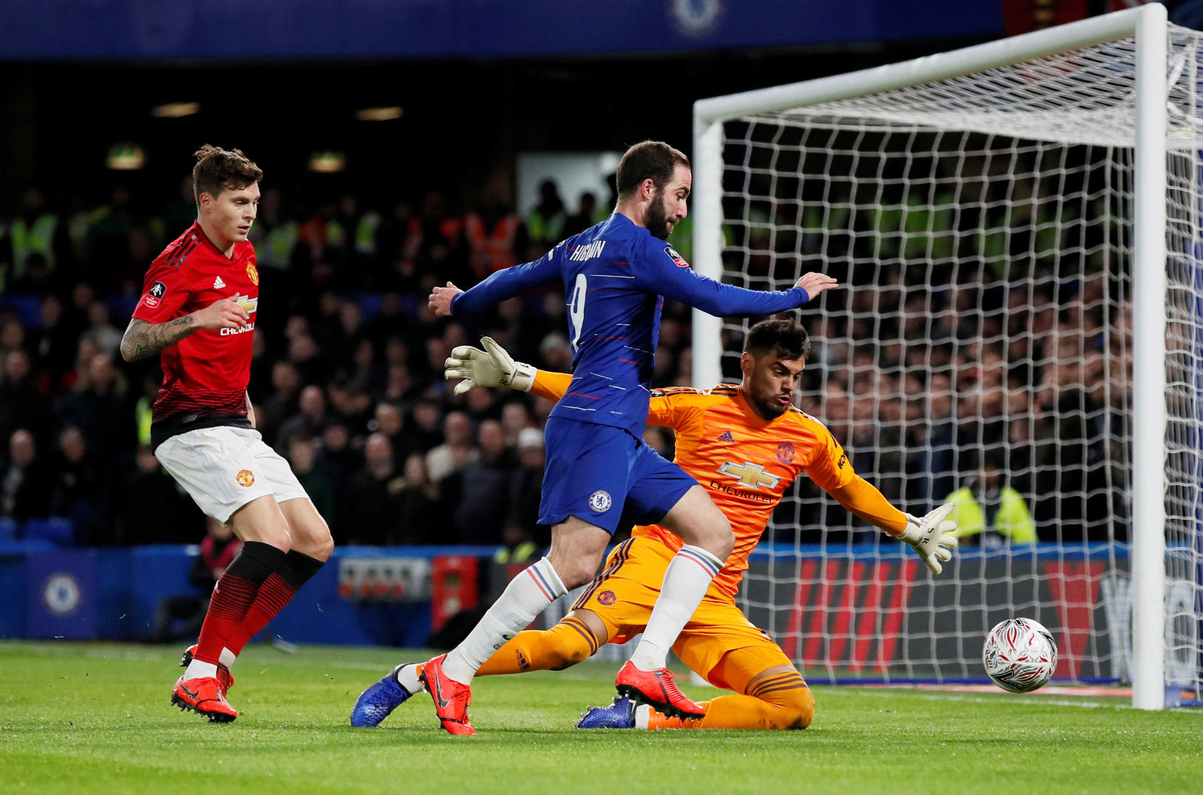 2019-02-18T204605Z_992831488_RC15205200A0_RTRMADP_3_SOCCER-ENGLAND-CHE-MUN