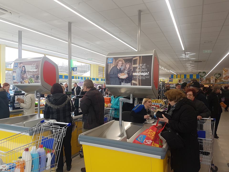 Kupci na blagajni u diskontu Eurospin u Sloveniji