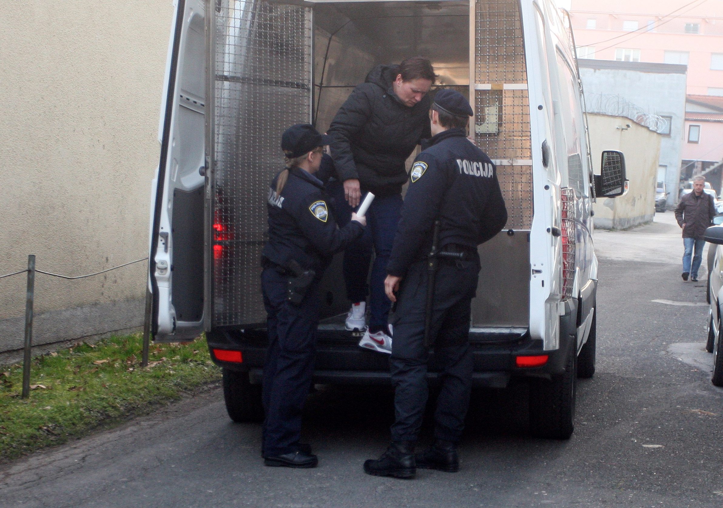 Smiljana Srnec u policijskoj pratnji