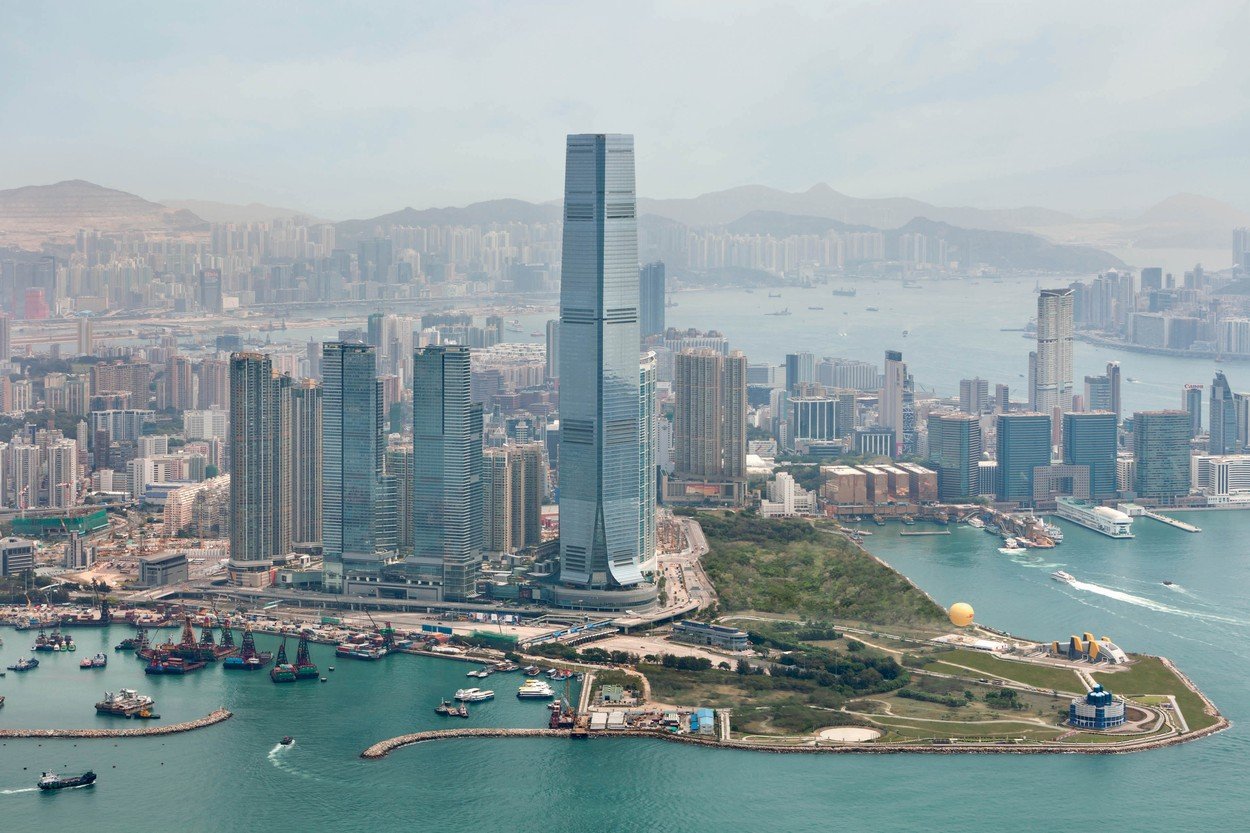 Sjedište kompanije Ding Yi Feng nalazi se na 66. katu Ritz Carlton hotela u Hong Kongu