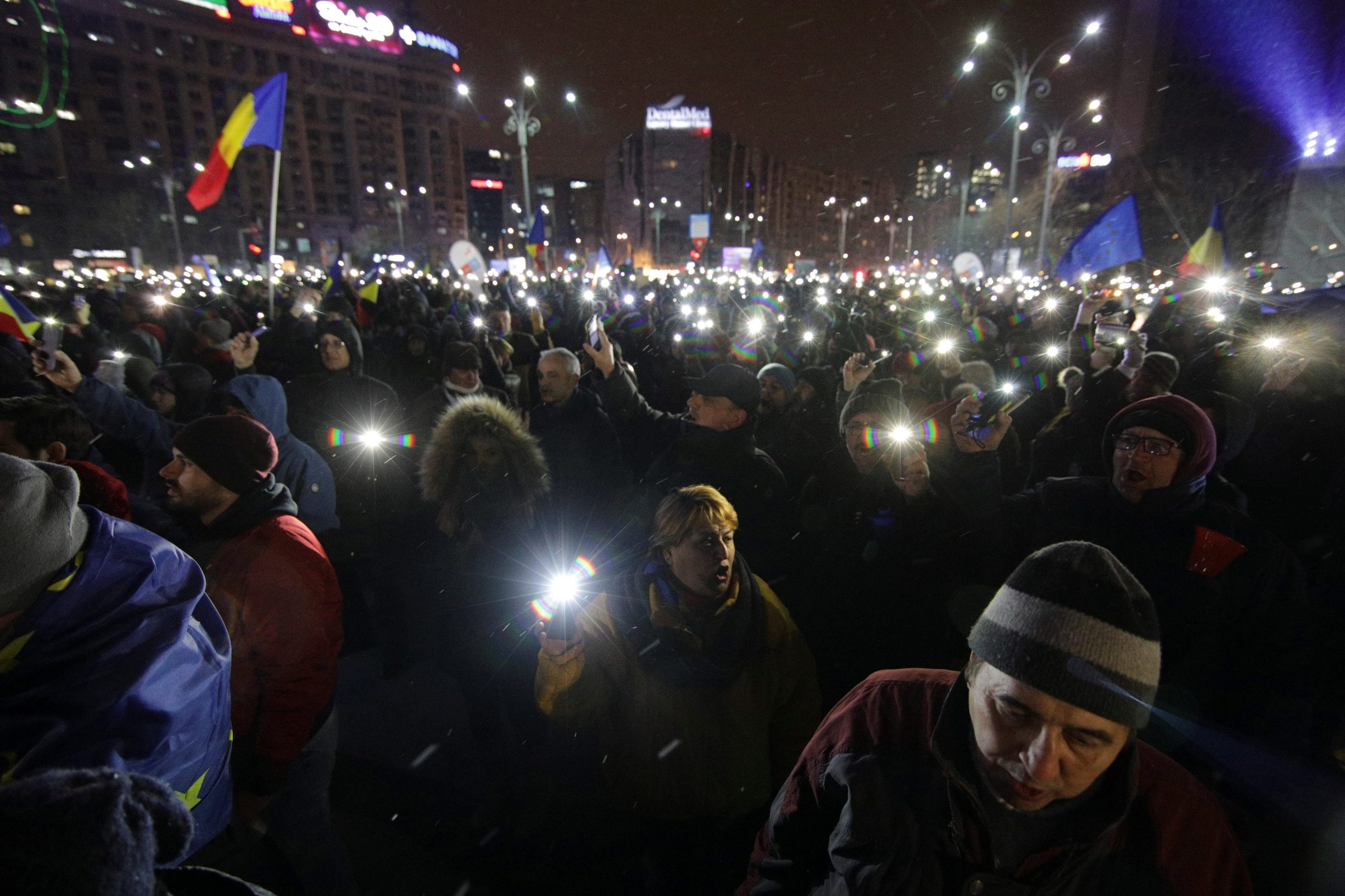 2019-02-24T200941Z_1257832729_RC184FFDC1C0_RTRMADP_3_ROMANIA-JUDICIARY-PROTESTS