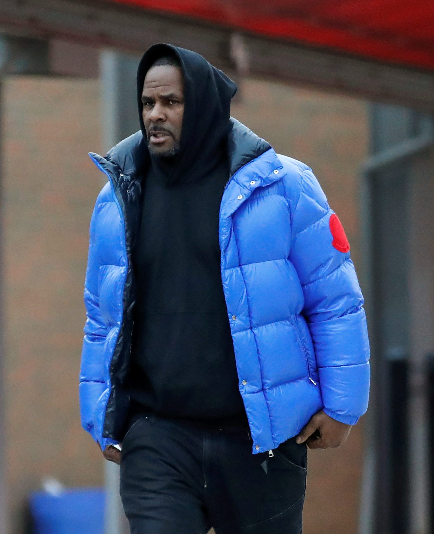 R. Kelly izlazi iz zatvora nakon što je uplatio 100.000 dolara