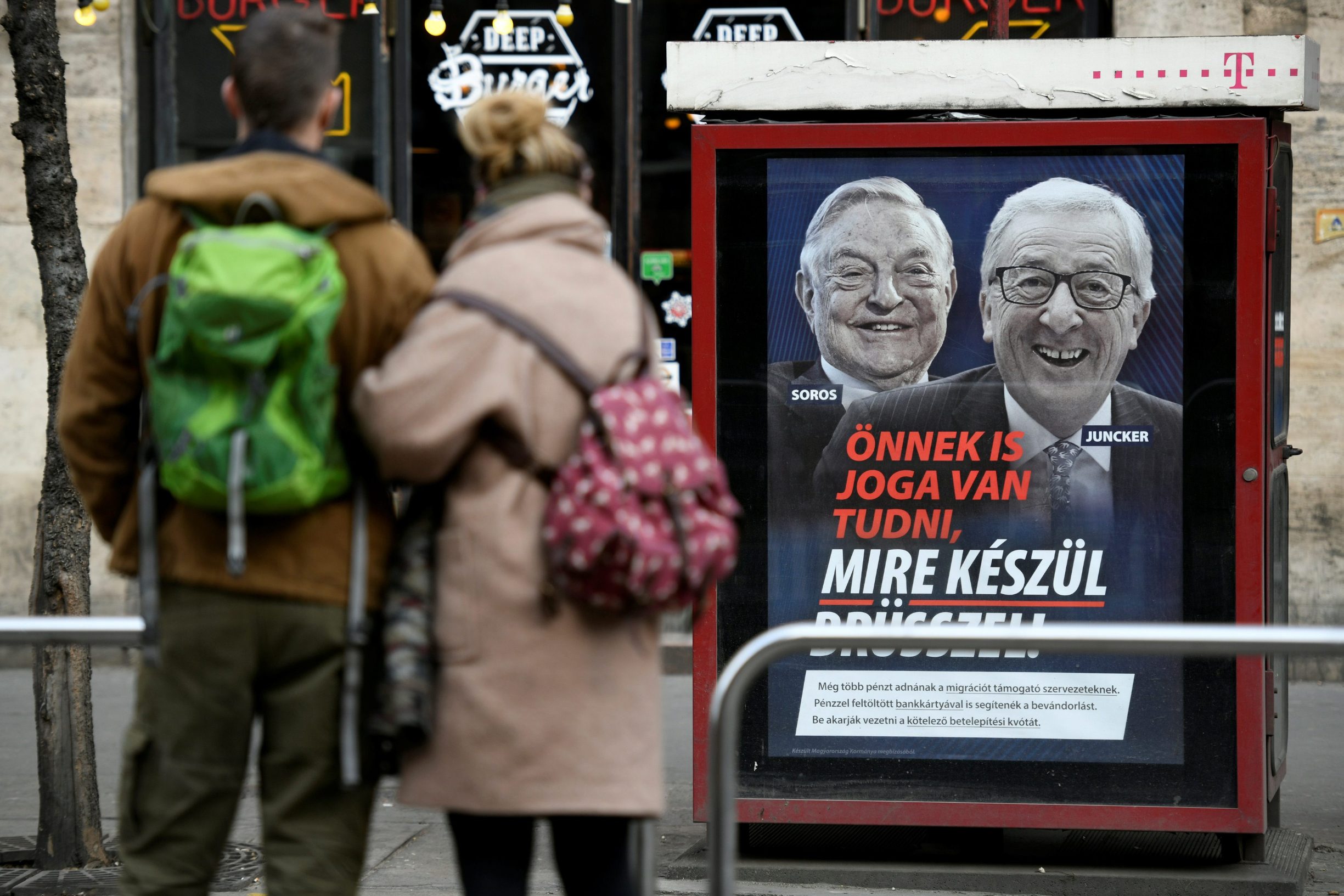 Vladini posteri u Budimpešti sa prikazima predsjednika Europske komisije Jean-Claudea Junckera i mađarskog biznismena Geroga Sorosa