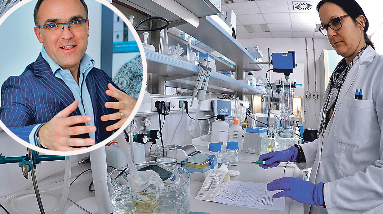 Dr. Aleksandar Danilovski (lijevo u krugu)