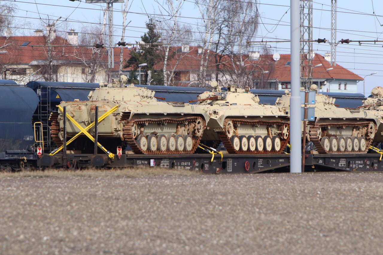 Kompozicija s tenkovima stoji na željezničkom kolodvoru u Koprivnici