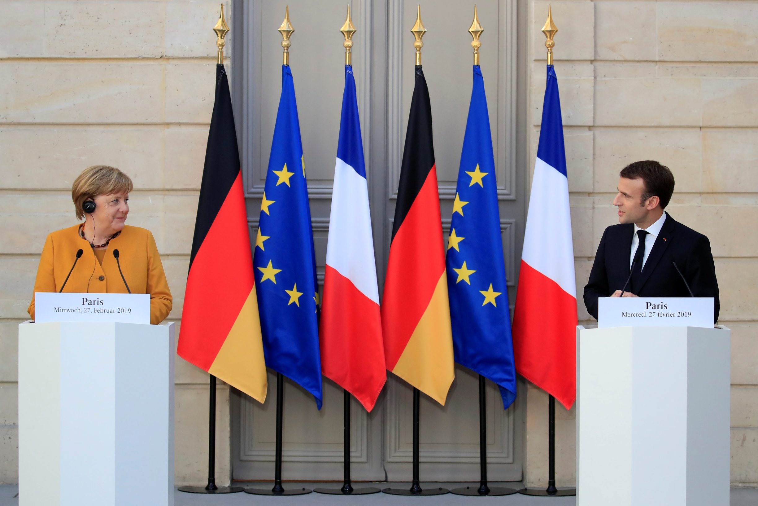 Francuski predsjednik Emmanuel Macron u pratnji njemačke kancelarke Angele Merkel