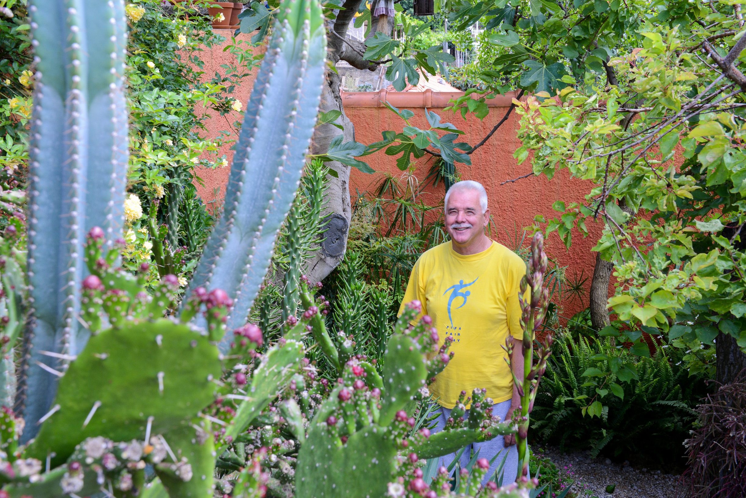 Mateo Beusan u svom vrtu s kaktusima