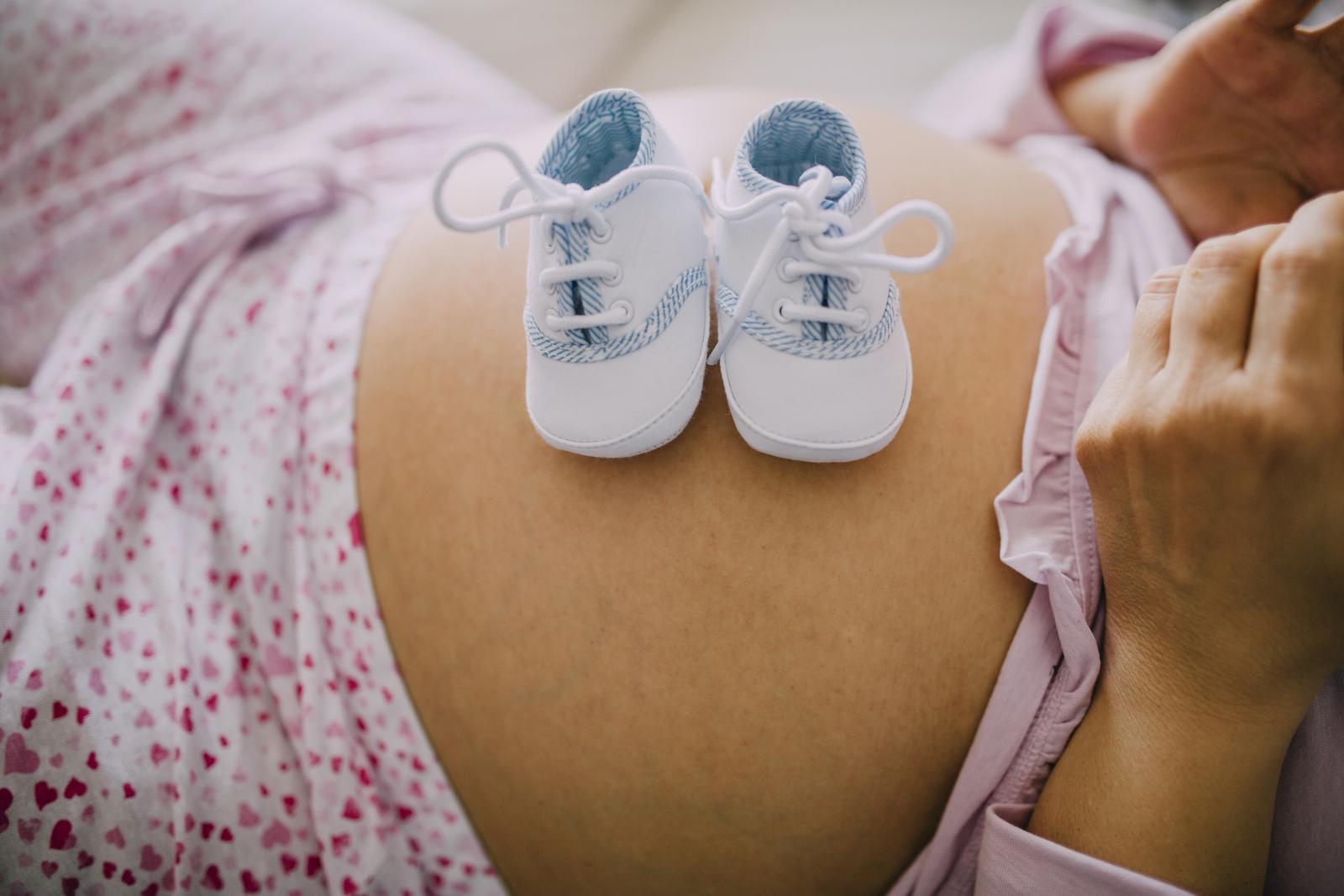 Iako novorođenče treba dosta stvari, većinu roditeljima daruju prijatelji i rodbina.