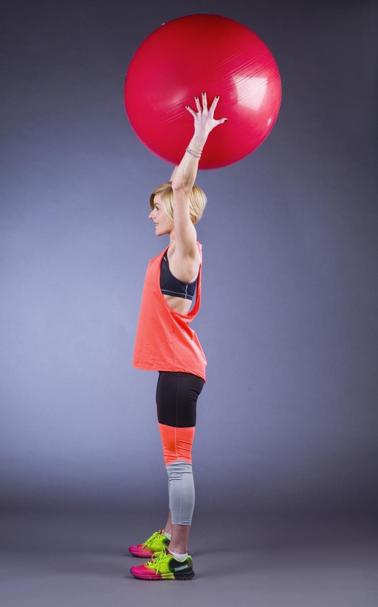 Pretklon s loptom

U uspravnom smo položaju, pilates loptu držimo iznad glave.