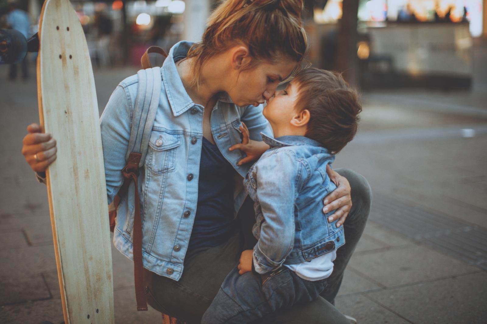 Potpuno je normalno da ih kao male držimo kao kap vode na dlanu, no kako rastu, trebali bismo ih malo po malo 'pustiti' u život.