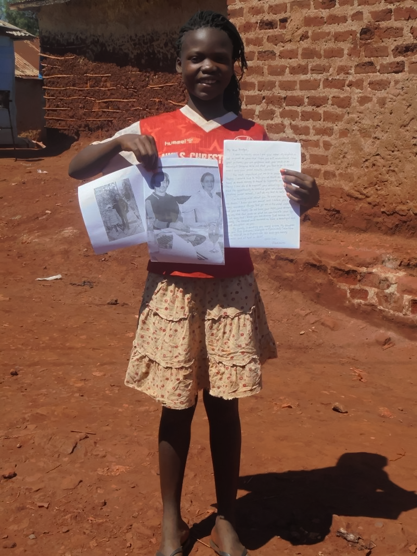 Bridget pokazuje pismo i fotografije Vladimirine obitelji.