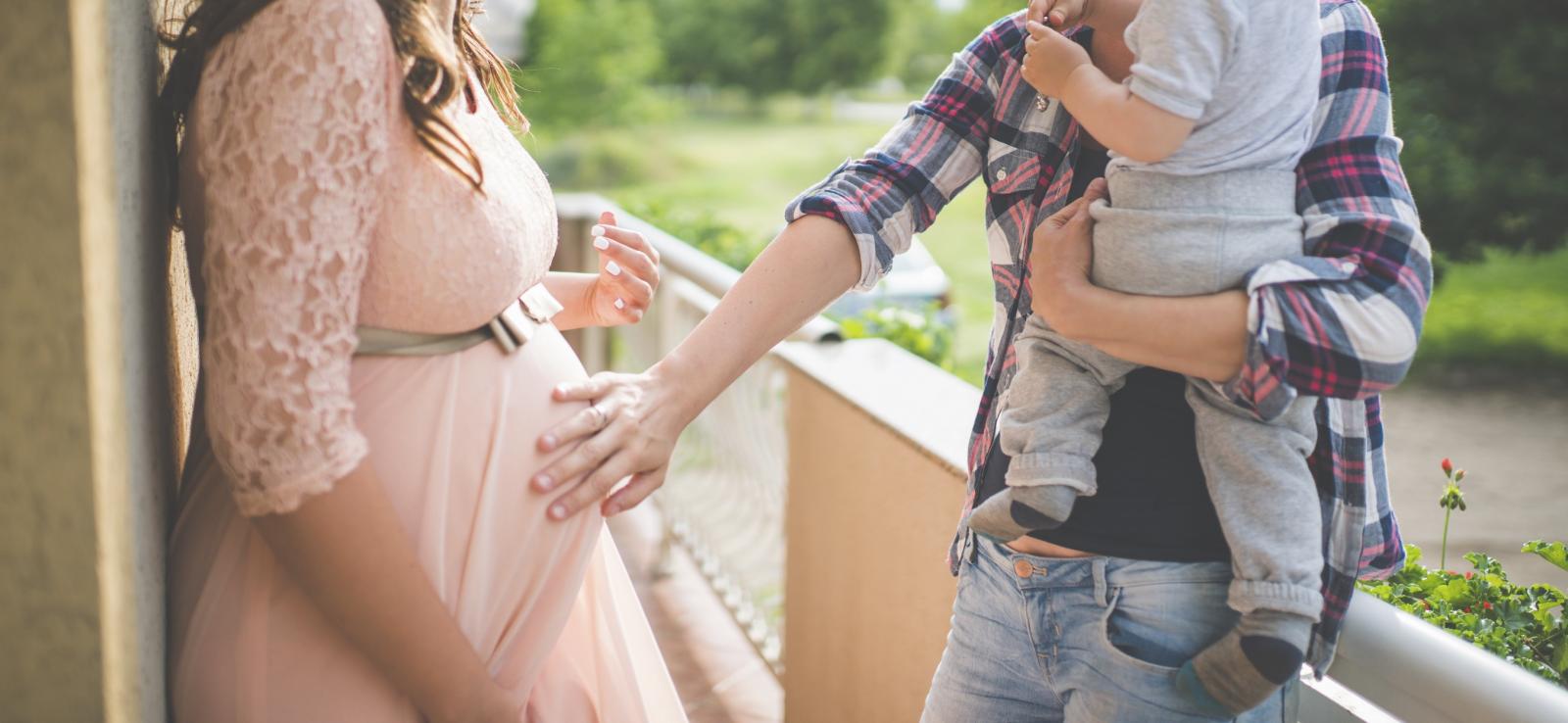 Oko bebice u maminu trbuhu kroz stoljeća se ispisalo i kroz narodnu predaju ispričalo jako puno teorija. Dok jedne takve priče zabavljaju, drugi zaziru od njih...
