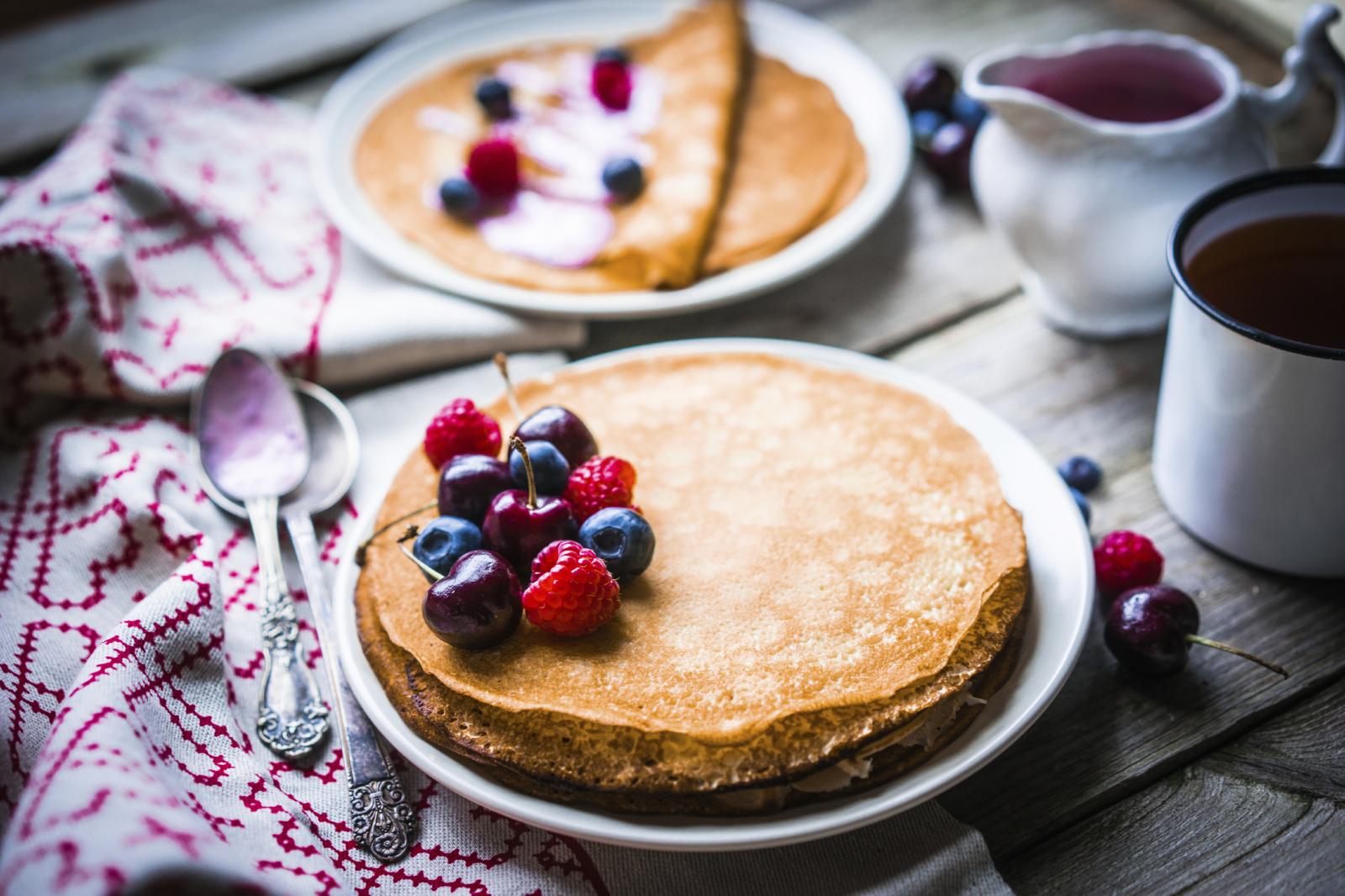 Bez obzira što u vašim palačinkama nema kravljeg mlijeka, uz malo prakse, dosta svježeg voća, kuglicu domaćeg sladoleda i vaša će ih djeca obožavati.