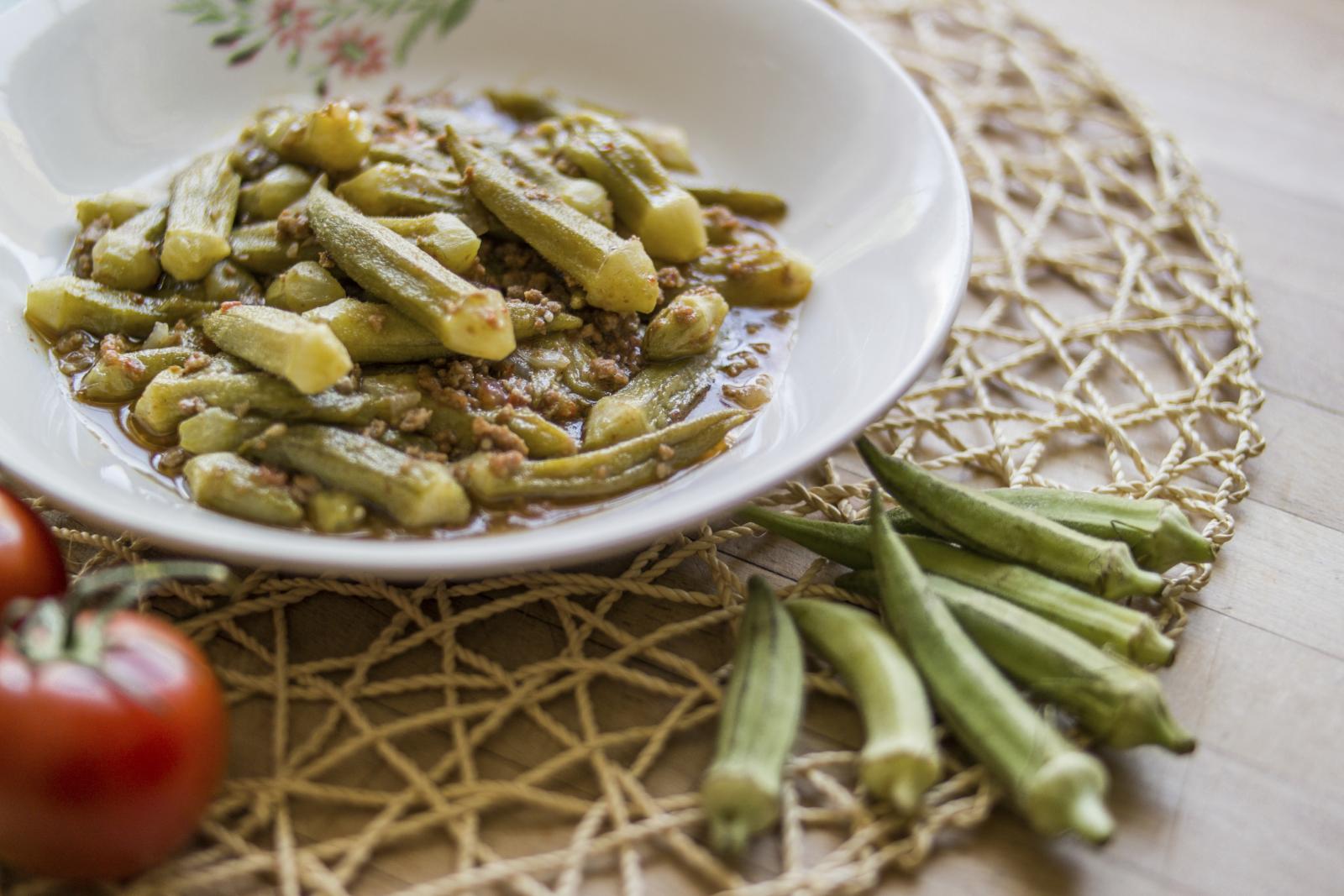 Bamija se koristi kuhana ili pirjana s raznim vrstama povrća i mesa. Njena sluz povezuje sastojke u jelima i daje specifičan okus.