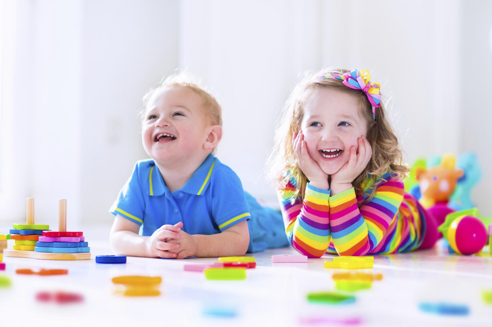 Djeca bez obzira na utjecaj okoline već u prvoj godini života pokazuju afinitete prema 'muškim' ili 'ženskim' igračkama.