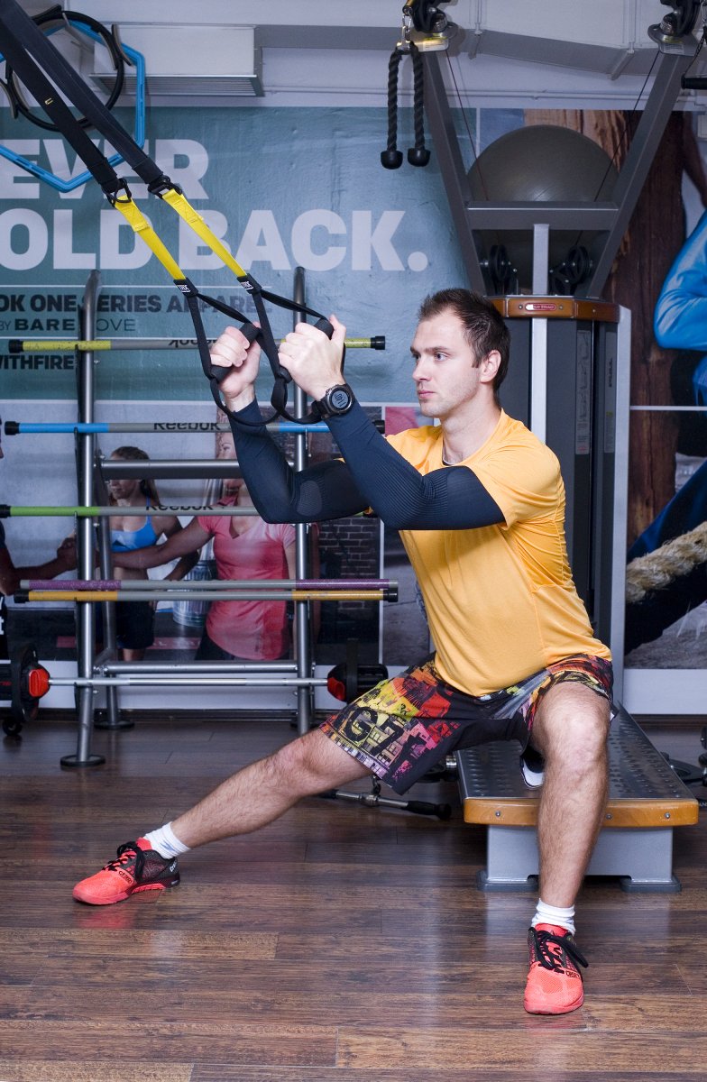 LATERALNI ISKORAK U STRANU
Noga na kojoj je oslonac trebala bi ostati potpuno opružena dok težište prebacujete na nogu s kojom se gibate u stranu.

SAVJET PLUS!
Oslonac neka vam je na peti noge na koju se oslanjate.