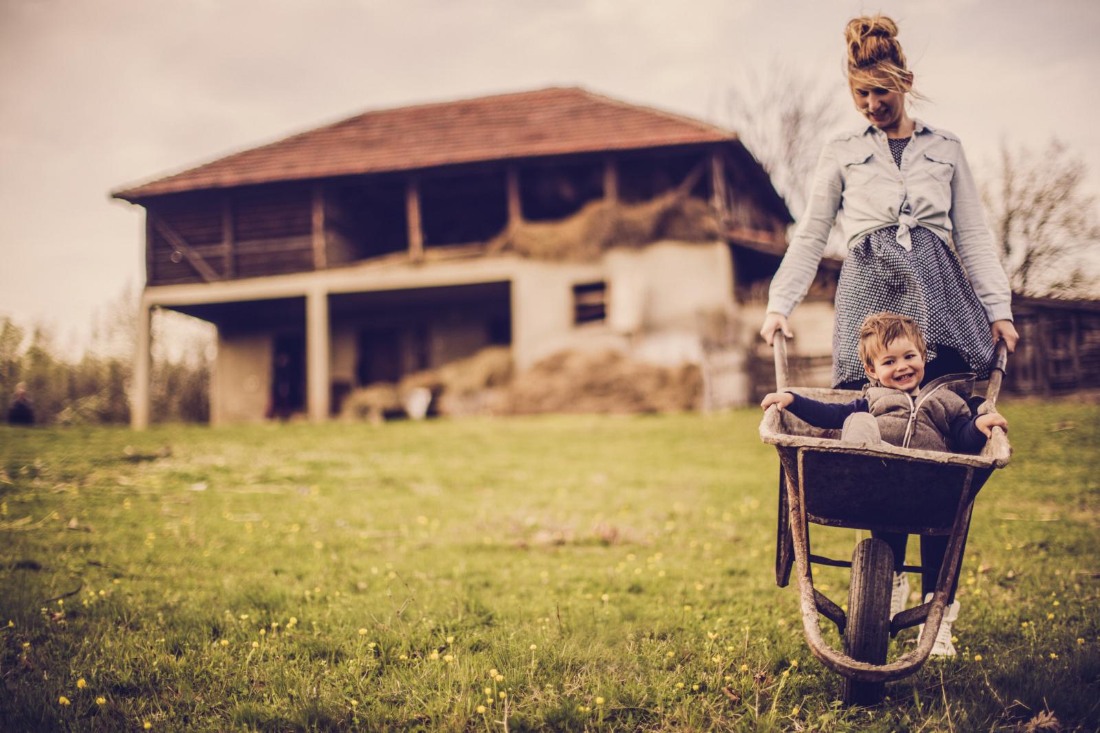 Koliko god joj se isprve činilo da je potpuno netočno i suludo reći da je seljanka, Lada je promijenila mišljenje...