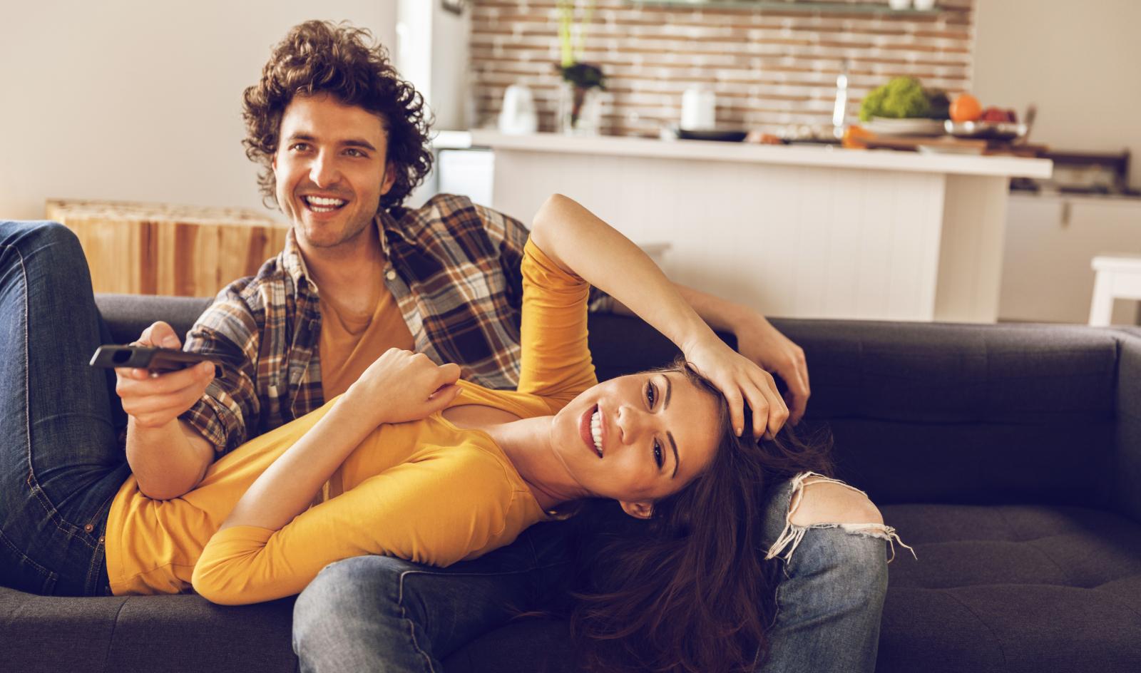 Umjesto da mu dozvolite da satima bulji u tv ekran, namamit ga da se zajedno valjate u krevetu.