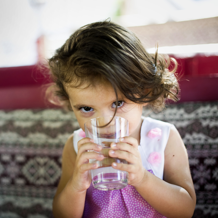 Izrazito je važno da dijete nauči piti čistu vodu, sokovi naime, nisu dobra zamjena