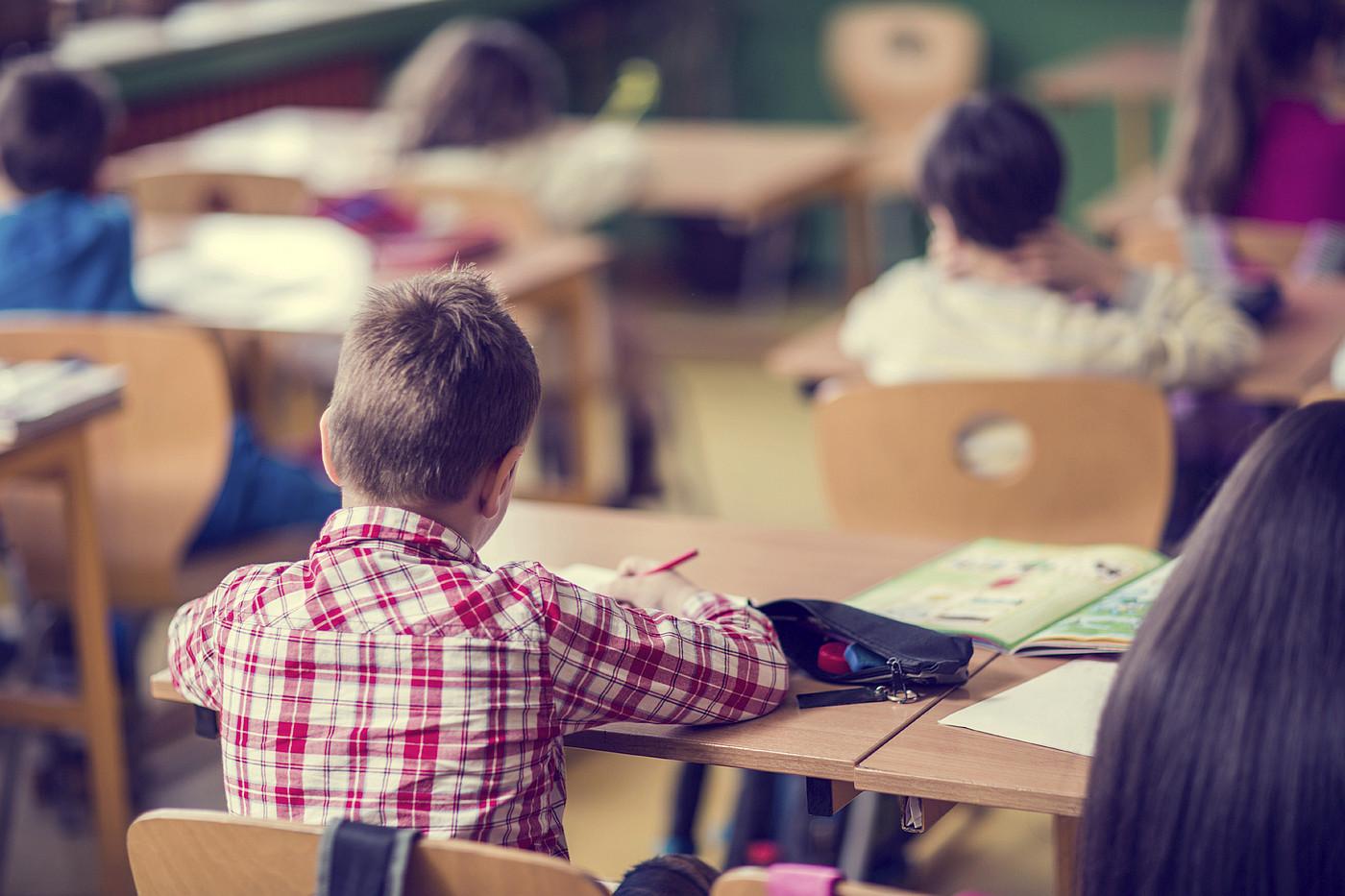 Nemojte odmah krenuti s kaznama. Dajte djetetu do znanja da je situacija ozbiljna te da ju mora popraviti - uz vašu podršku.