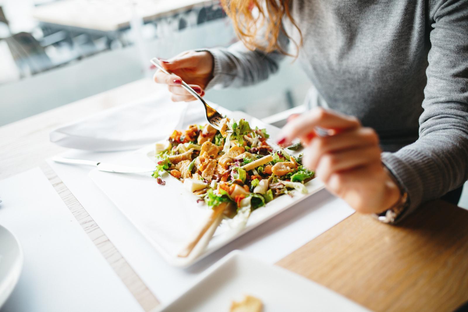 Salata je odličan izbor za ručak, a možete je pripremiti i kod kuće te ponijeti na posao.