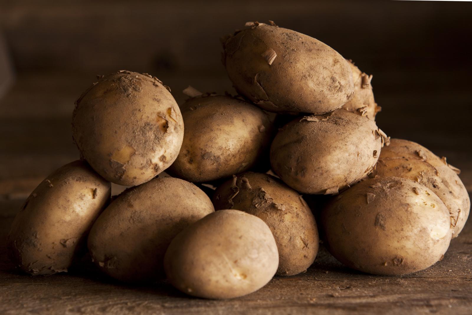 Zbog bogatog sadržaja visokokvalitetnih sastojaka u narodnoj se medicini krumpir od davnina koristi za liječenje reume te upalnih stanja kao što su upale zglobova, artritis i giht.