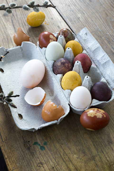 Zaboravite kupovne boje, pisanice bojajte kurkumom, lukom, kupusom, ciklom, špinatom... 