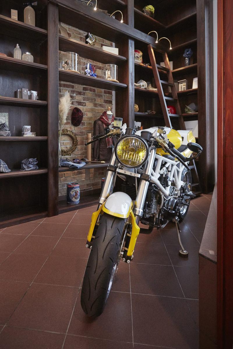 Ne, nitko nije toliko zaljubljen u motocikl da ga parkira u brijačnici. Riječ je o dijelu bogate retro kolekcije ovog barber shopa.