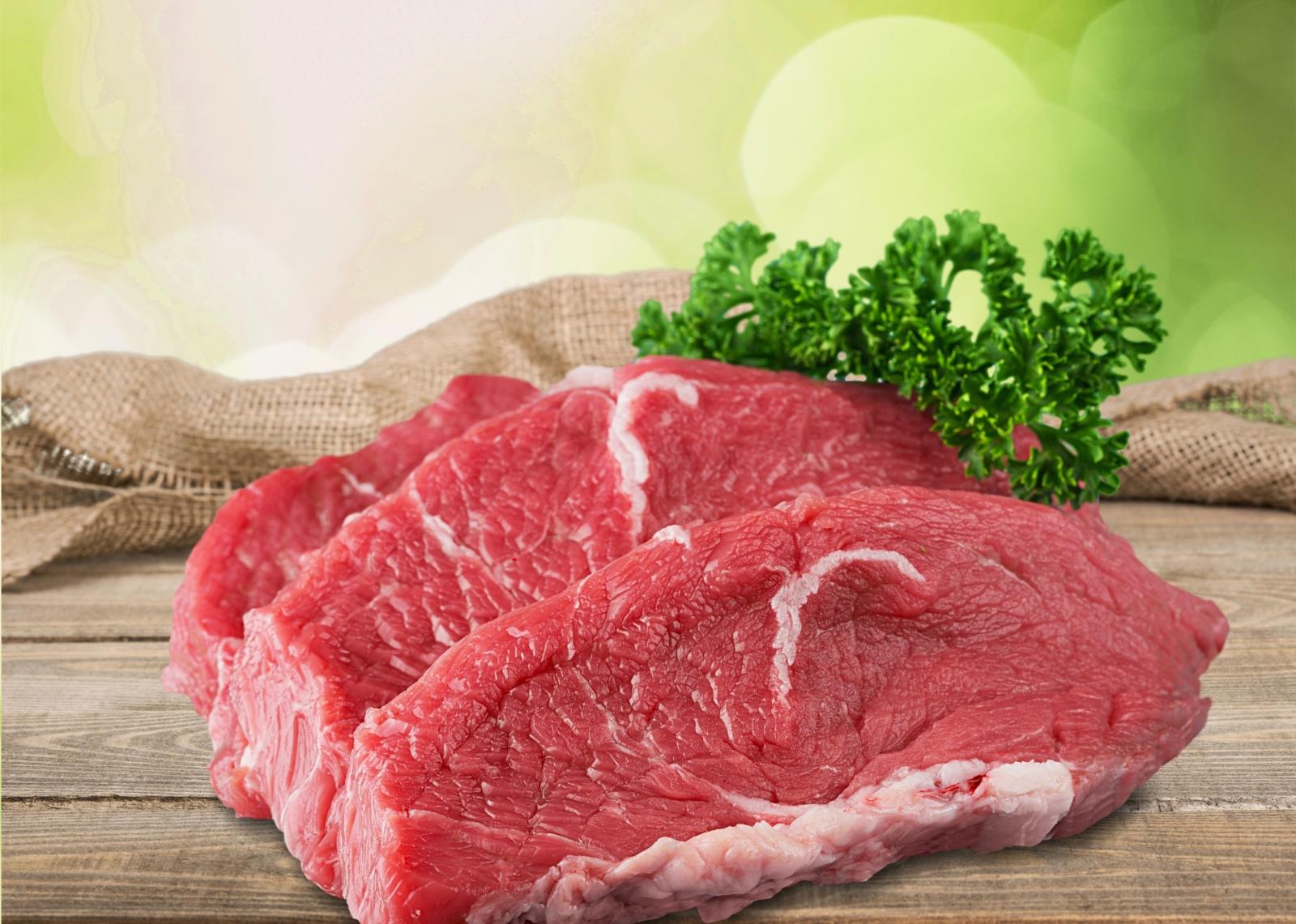 Crveno meso bogat je izvor proteina.