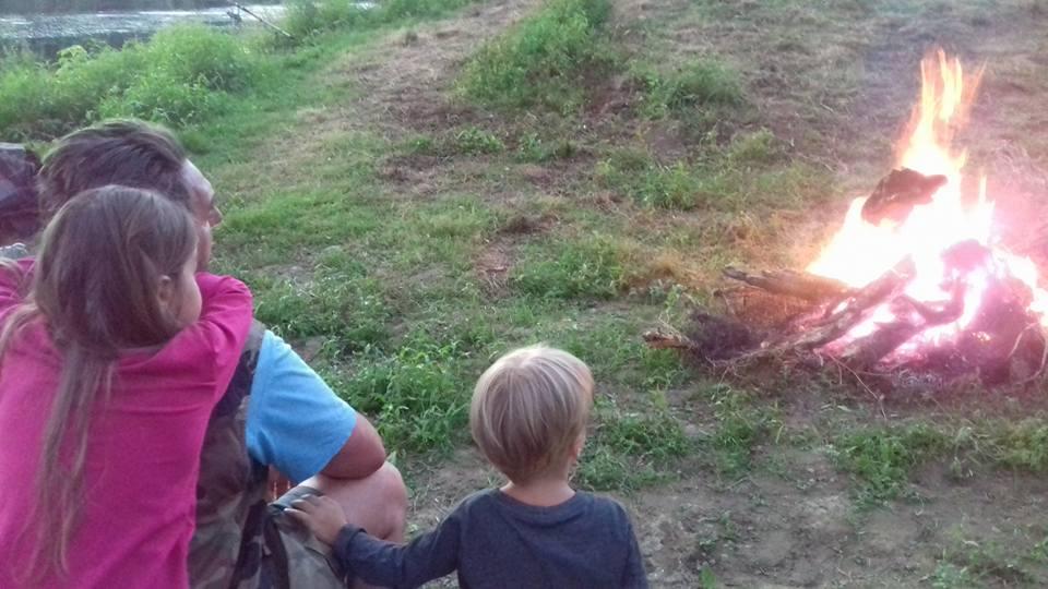 Kampiranje je počelo idilično, ali uvijek se desi nešto da se stvari zakompliciraju...