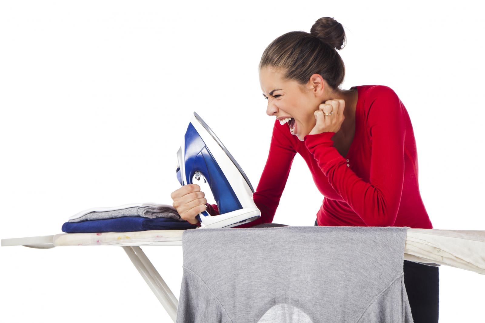 Gleda li i vas podmuklo hrpa izgužvane robe iz ugla sobe? Olakšajte si život i barem dio robe prestanite peglati.