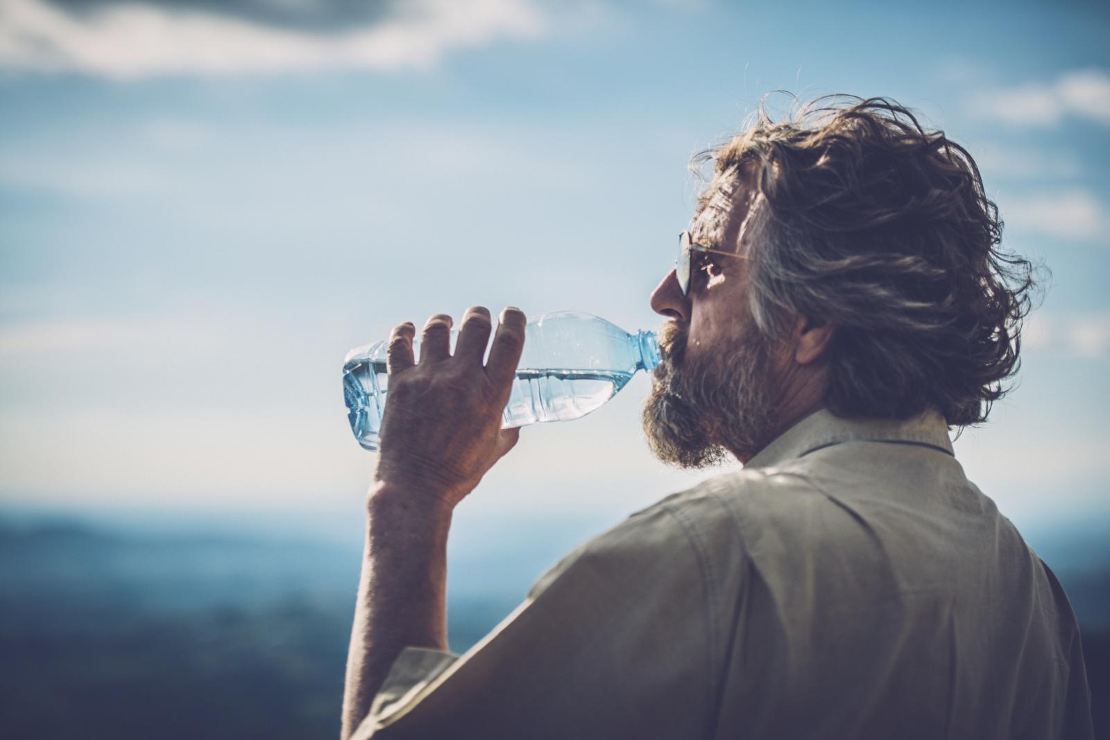 Grčevi u mišićima ili povišena tjelesna temperatura također su znakovi koje vam tijelo šalje ako ne pijete dovoljno vode.