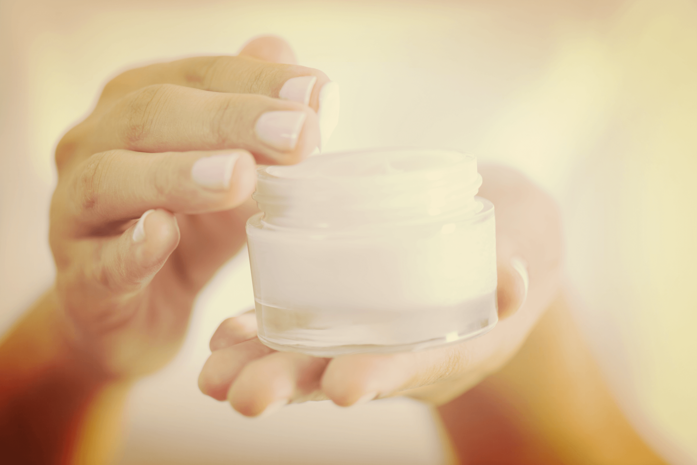 Kozmetička industrija često koristi nedovoljnu informiranost potrošača kako bi nas navela da kupimo nešto što nam, u najboljem slučaju, samo ne treba, ali često nam može donijeti i više štete nego koristi.