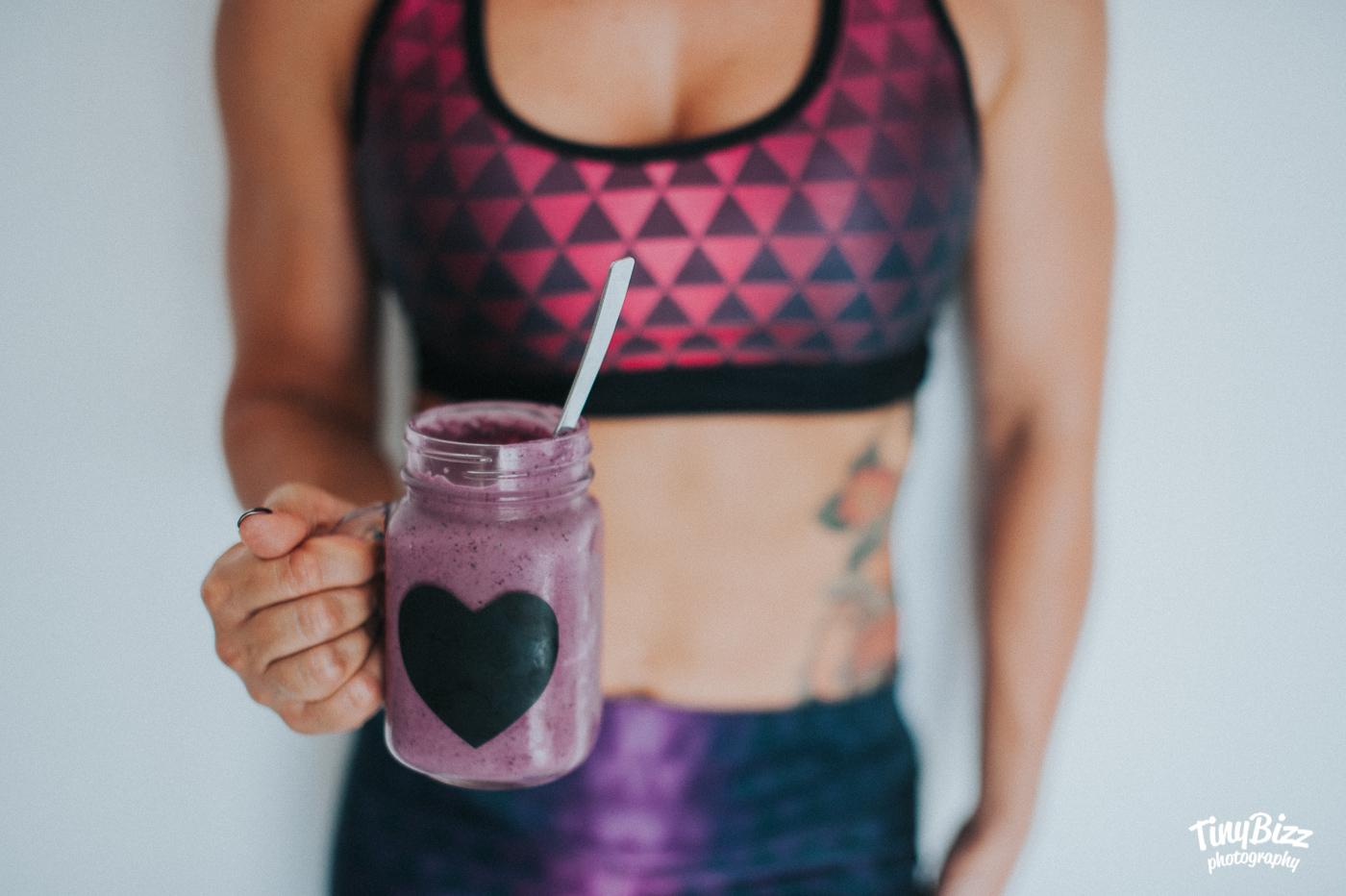 Danijelin smoothie od sira i borovnica odličan je izbor za međuobrok usred radnog dana ili nakon treninga.