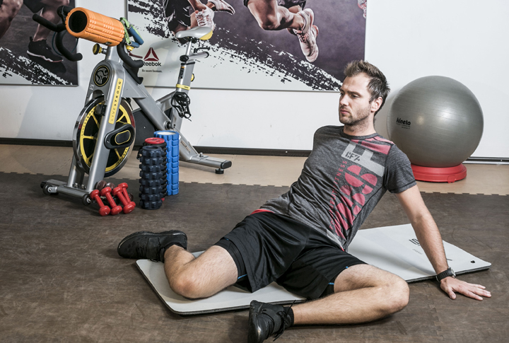 ISTEZANJE KUKOVA
Sjednite na pod, noge skvrčite u koljenima, a ruke položite iza sebe tako da se dlanovima pridržavate o pod.

SAVJET PLUS!
Obratite pozornost na kralježnicu i ritam disanja.