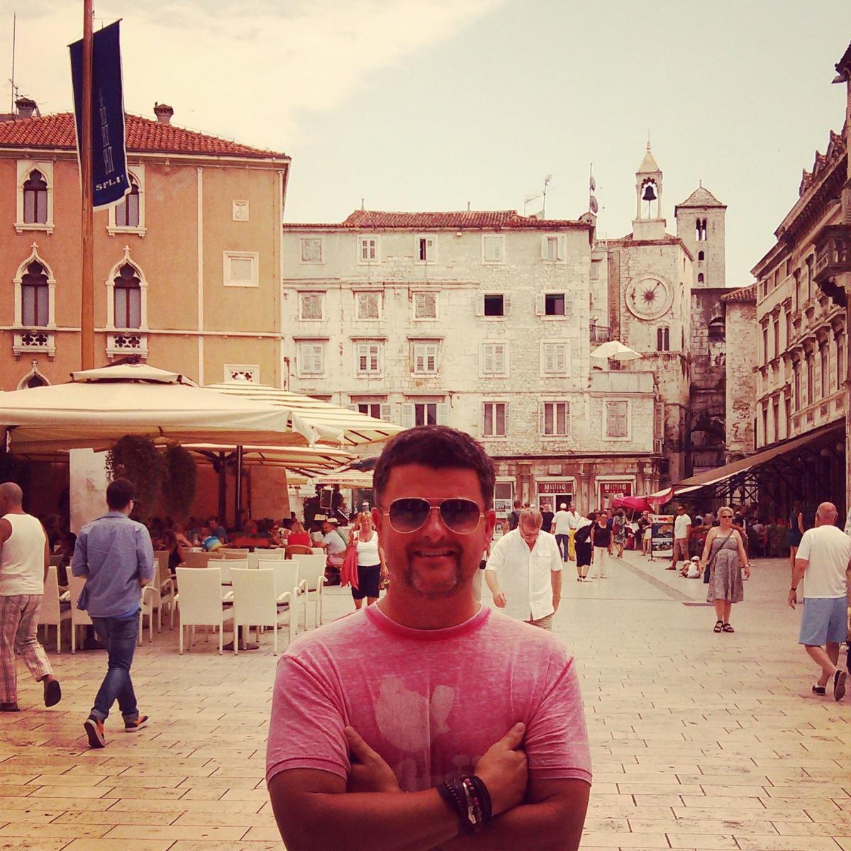 Ben svaki slobodni trenutak koristi za putovanja. Na krstarenju Jadranom oduševio ga je Split.