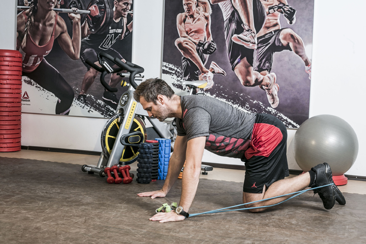 JEDNONOŽNI POTISAK
Na podu ste. Jednom rukom, primjerice lijevom, pridržavate gumu koju ste zakačili za stopalo iste, dakle, lijeve noge.