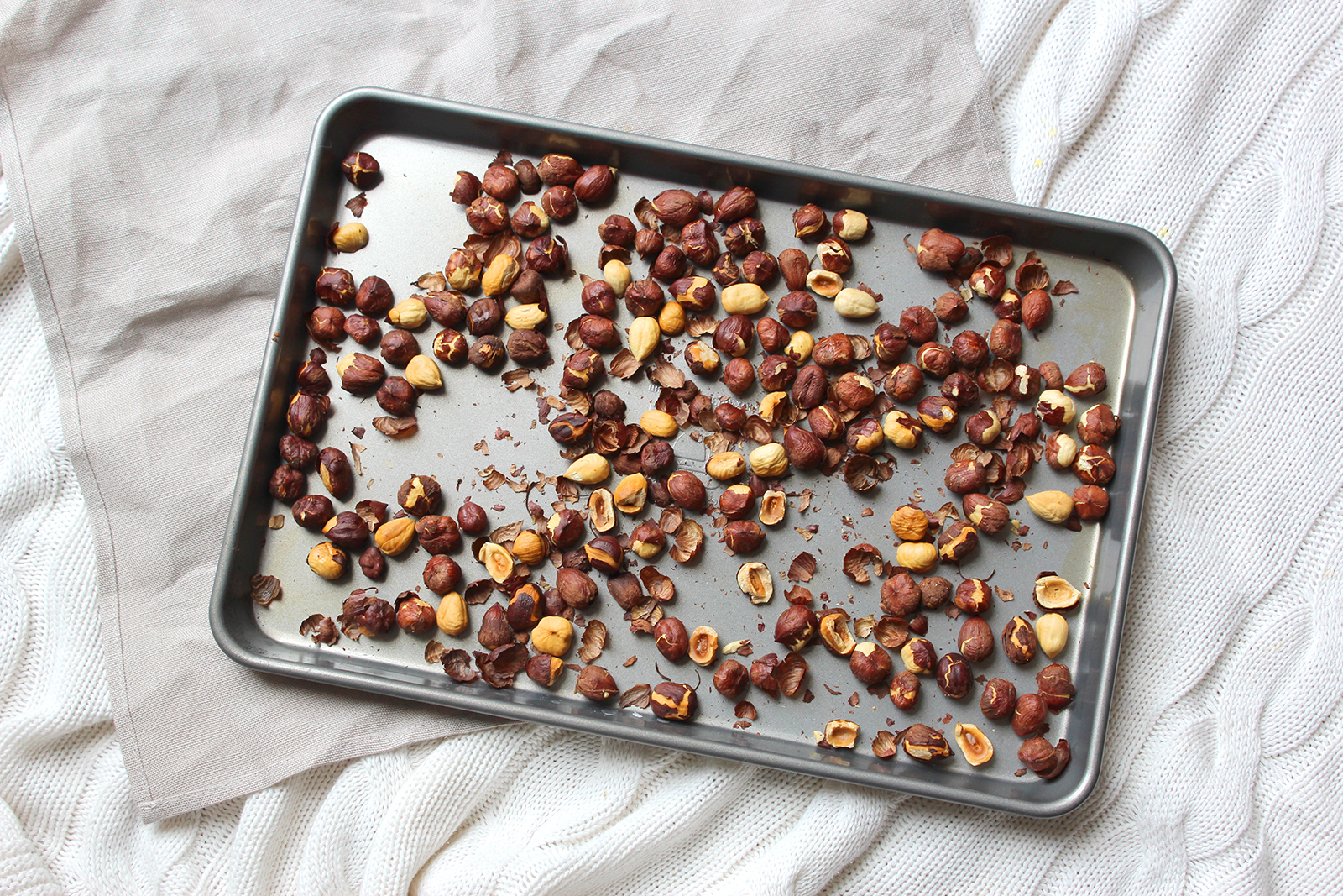 Pripremite lješnjake - pecite ih u pećnici na 150 stupnjeva 7-10 minuta 