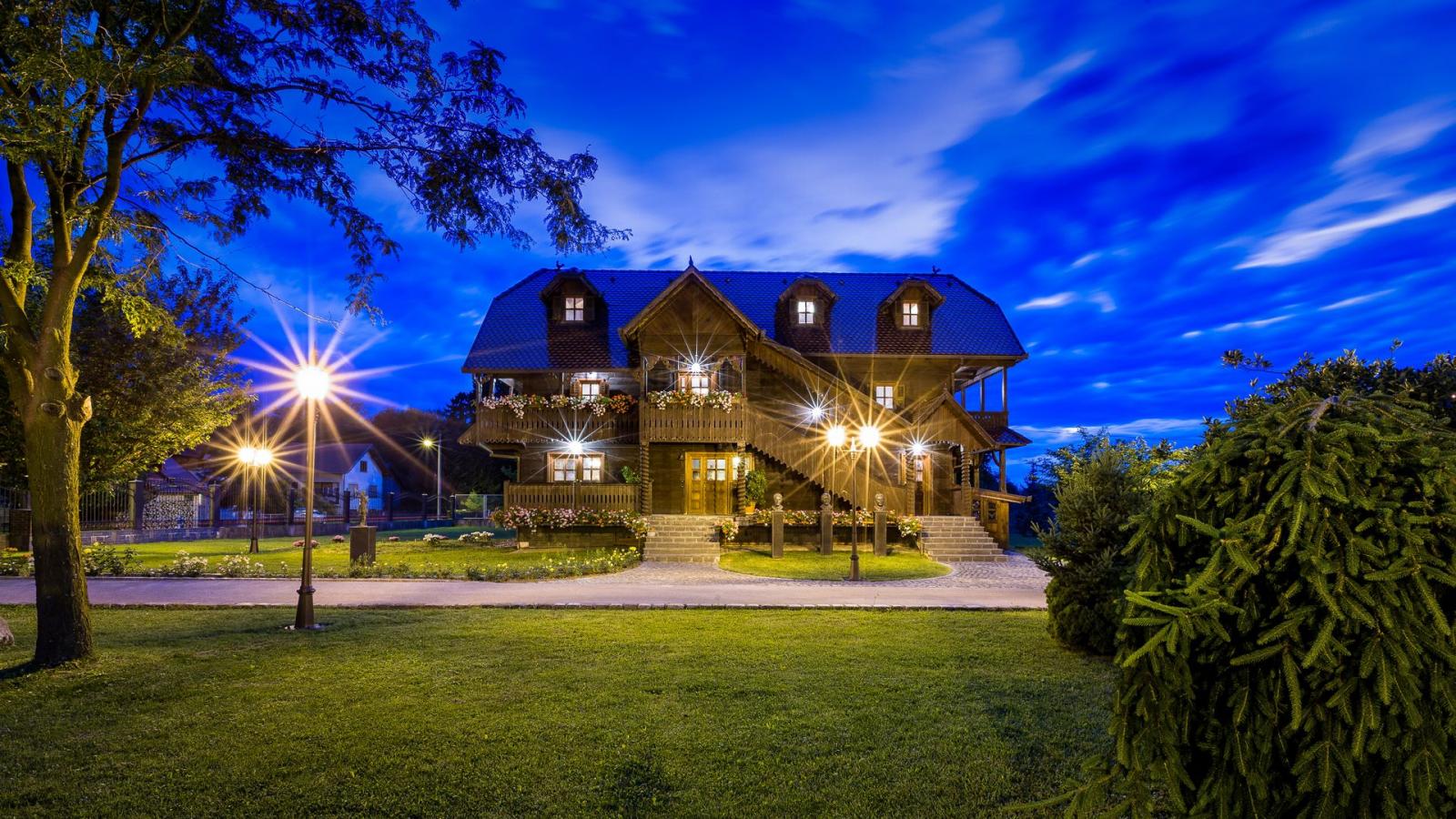 Smješten na čak 40.000 m2 etno park nalazi se u mjestu Mala Mlaka, svega jedanaest kilometara od centra Zagreba.