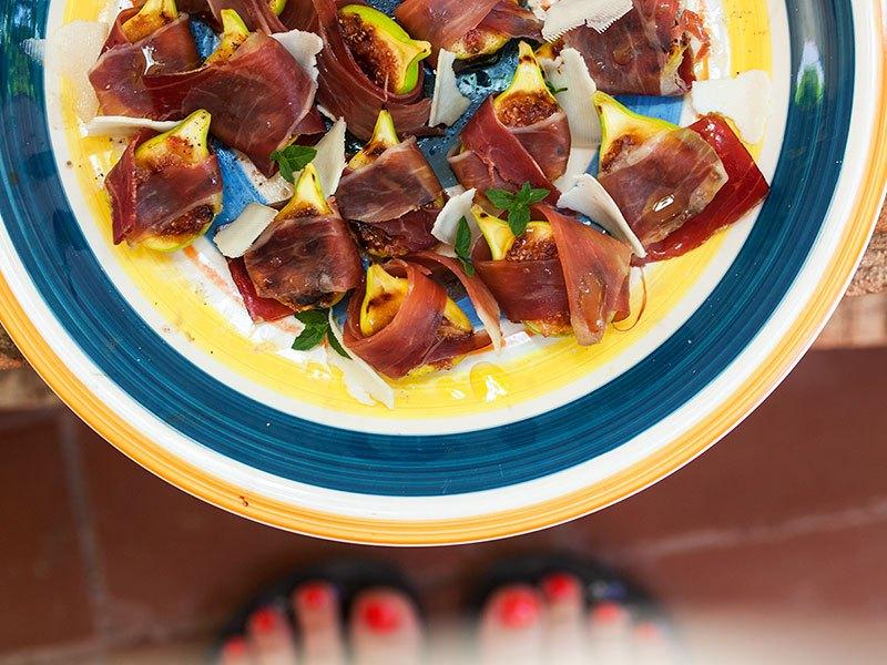 Svi ljubitelji slatko-slanih kombinacija znaju koliko pršut dobro funkcionira s voćnim notama dinje ili grožđa, a ni smokva tu nije iznimka.