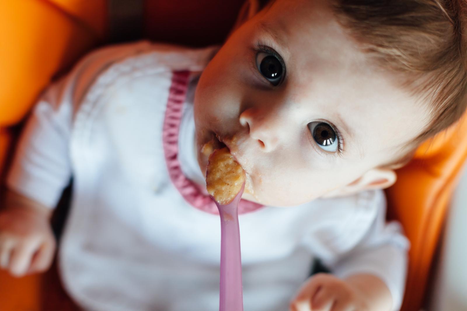 Dobro je prvo početi s povrćem pa tek onda s voćem jer je bolje da se beba u početku navikne na manje slatke okuse povrća.