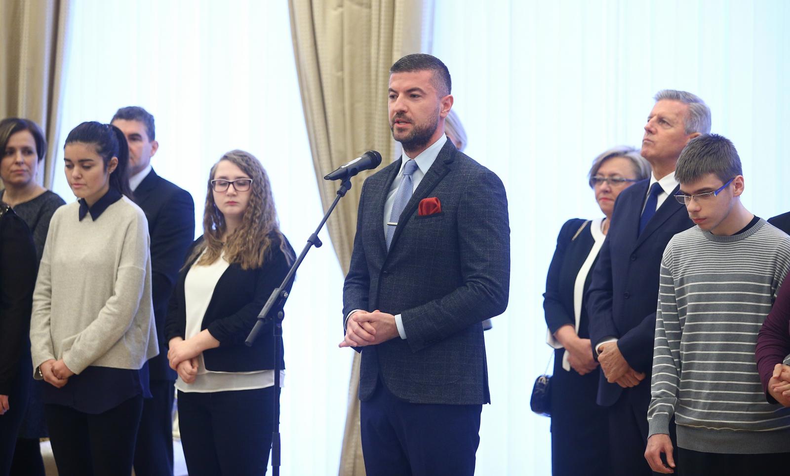 411c5e23-64a1-408d-8b32-f98b75ae142d.bin