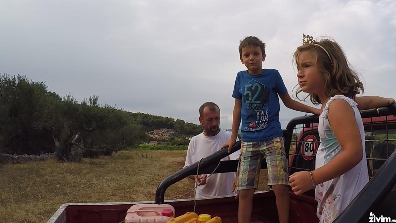 Naše cure, baš kao i njihov sugovornik, umjesto u spa, otišle u polje, odnosno čobaniju...