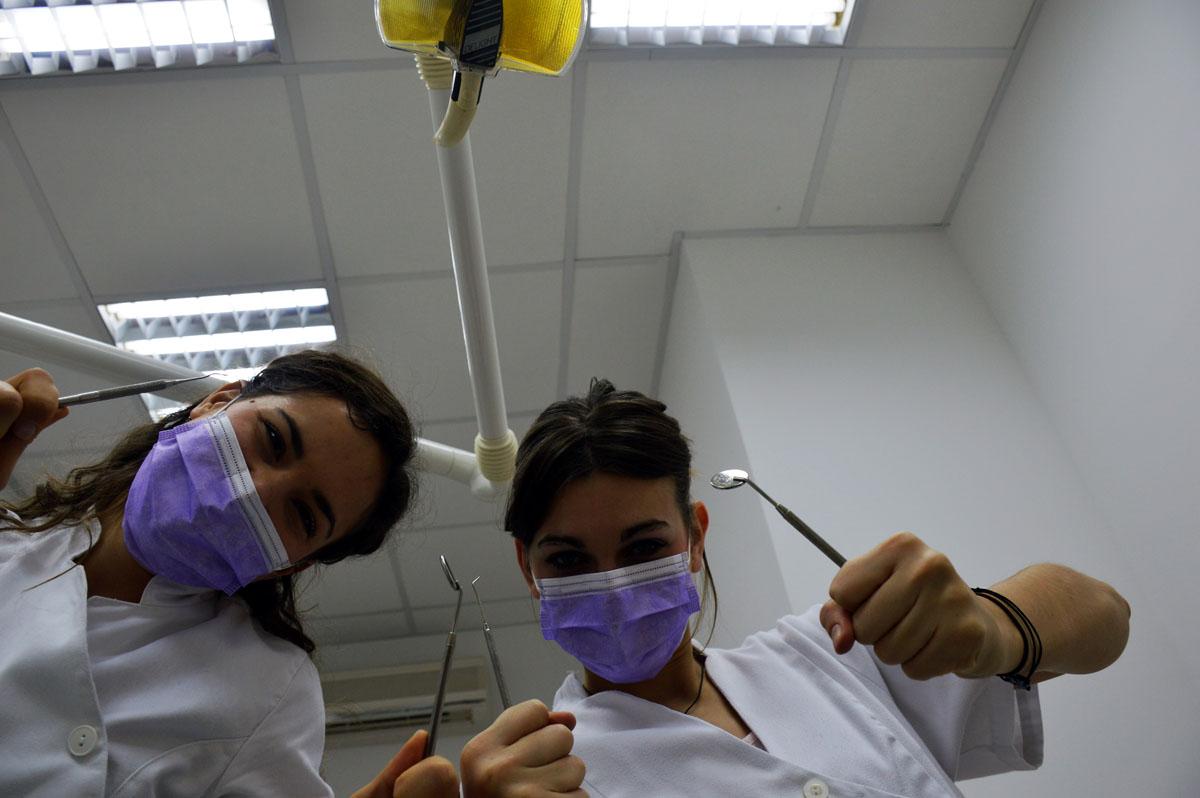 Čini se kako su buduće doktorice već spremne za rad.