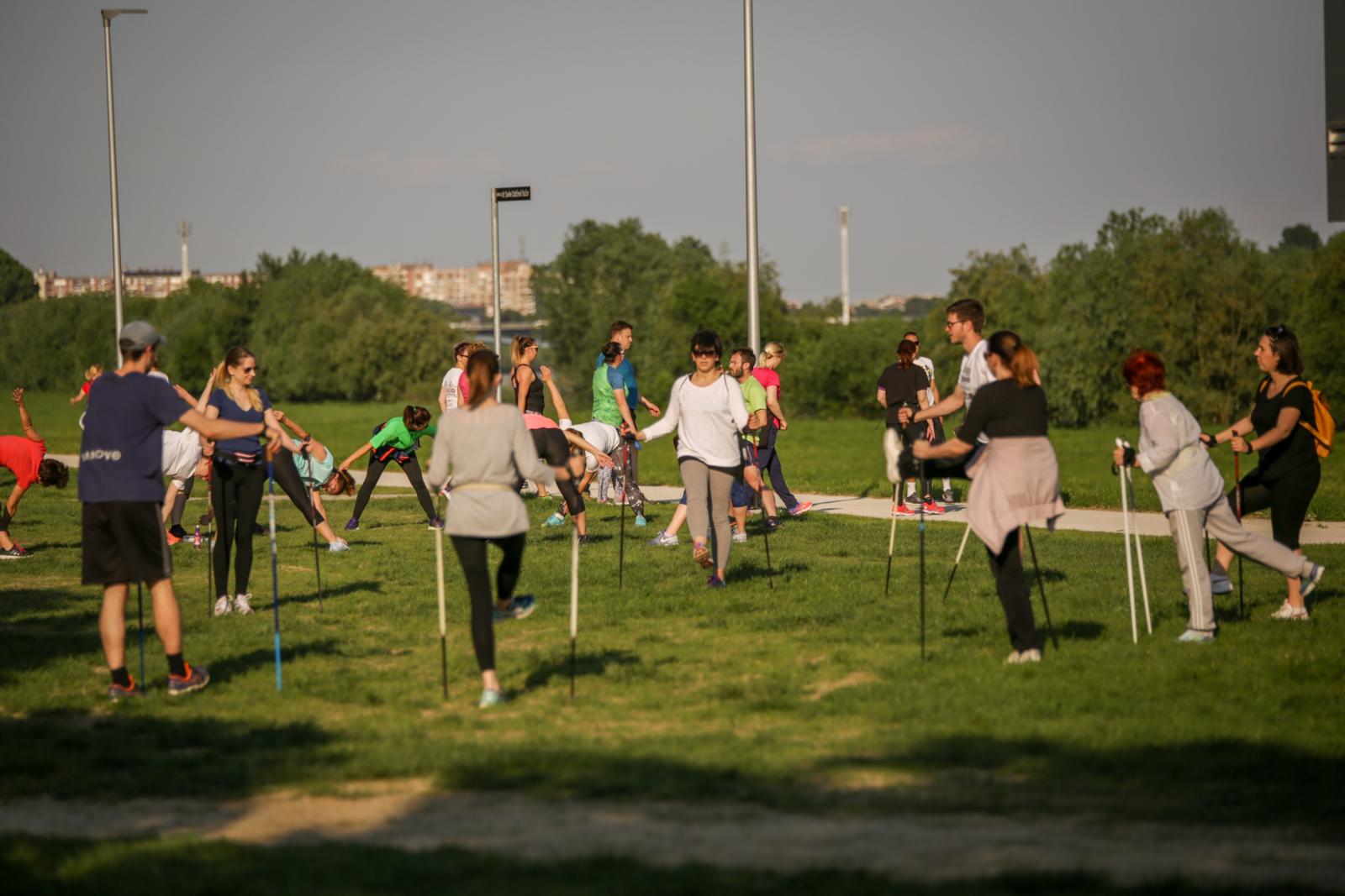 Štapovi omogućuju da se ravnomjerno koristi i gornji dio tijela, a ne samo donji ekstremiteti kao kod običnog hodanja.