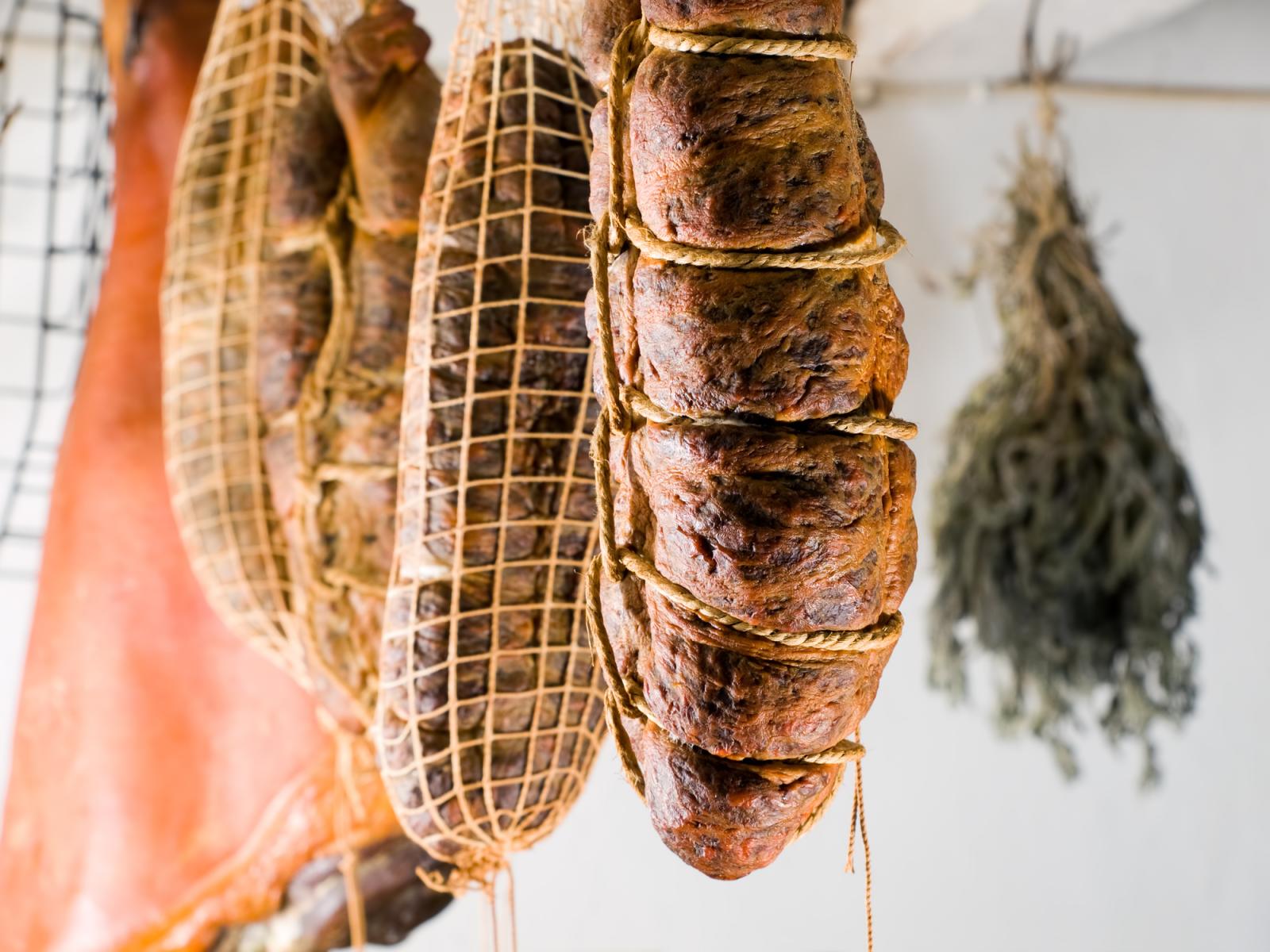 Osim specifičnog okusa, mljevena paprika jelima daje i prepoznatljivu crvenu boju.