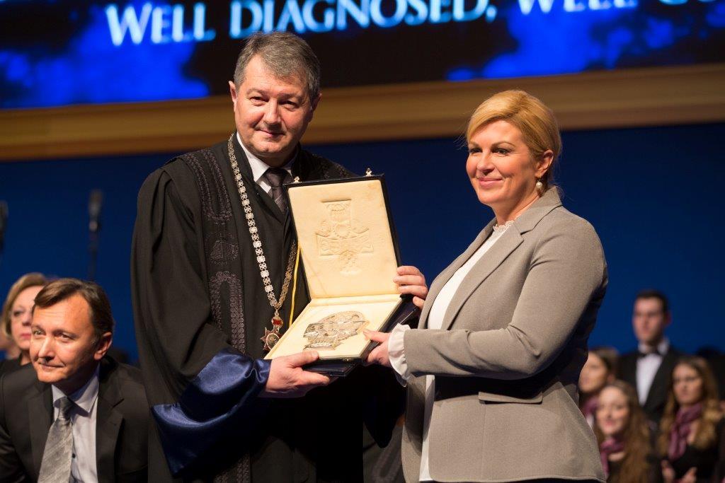 Medicinski fakultet u povodu ove velike obljetnice od predsjednice je dobio posebno priznanje, kojega je primio dekan, prof. dr. sc. Marijan Klarica.