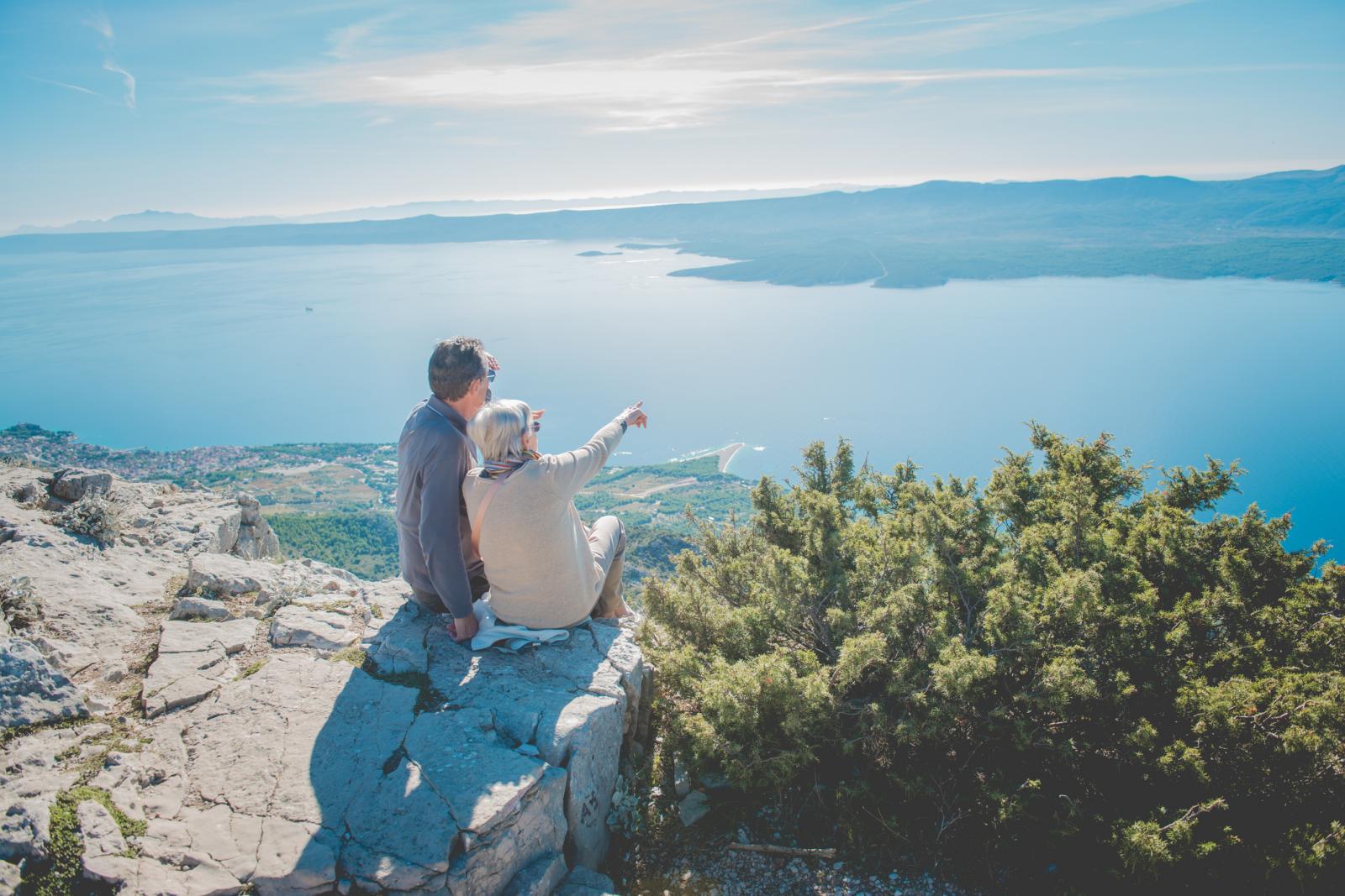 Prigodom izlaska iz kuće nužno je zaštiti glavu šeširom, maramom ili kapom te nositi laganiju prozračnu odjeću i obuću.