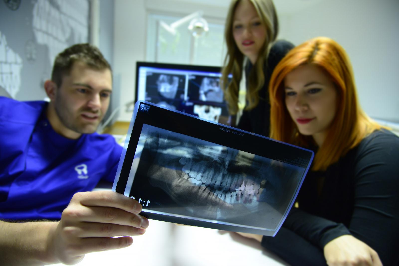 Stručni tim Dental Centra 4Smile potrudit će se da se opet smijete kao nekad!